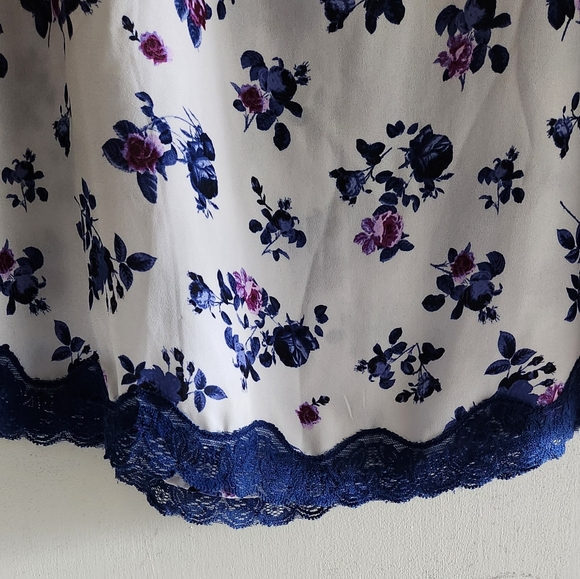Torrid EUC Size 4 White Blue Floral Lace Trim Flowy Tank Top - Picture 6 of 15
